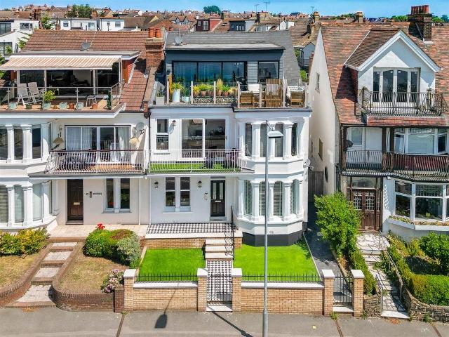 Flat for sale in Alton Barnes, Essex