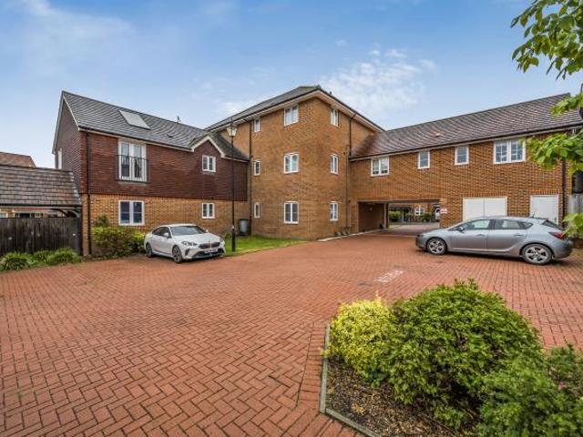 Flat for sale in Heol-las, Surrey