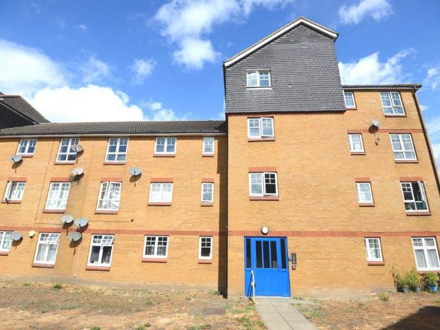 Flat for sale in Thamesmead, Greater London