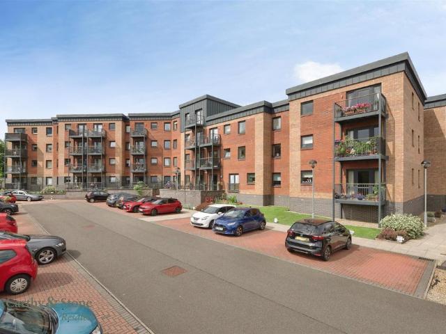 Flat for sale in Milngavie, Scotland