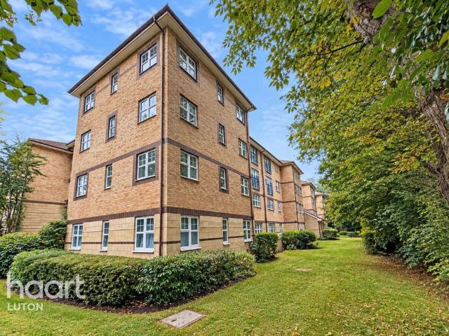 Flat for sale in Spring Park, Luton