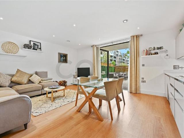 Flat for sale in Queen's Park, Greater London