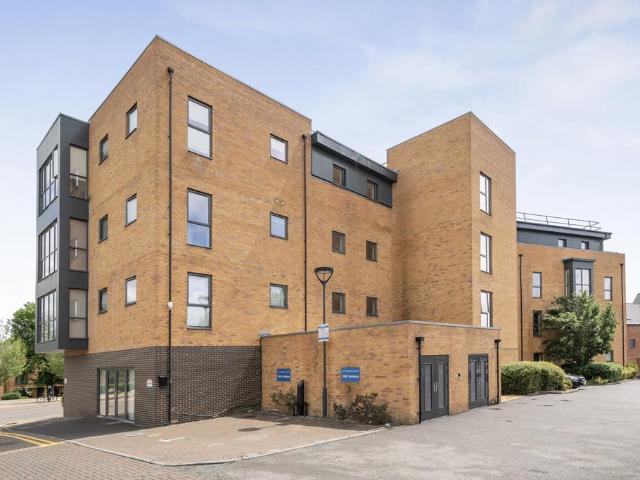 Flat for sale in Cowley, Greater London