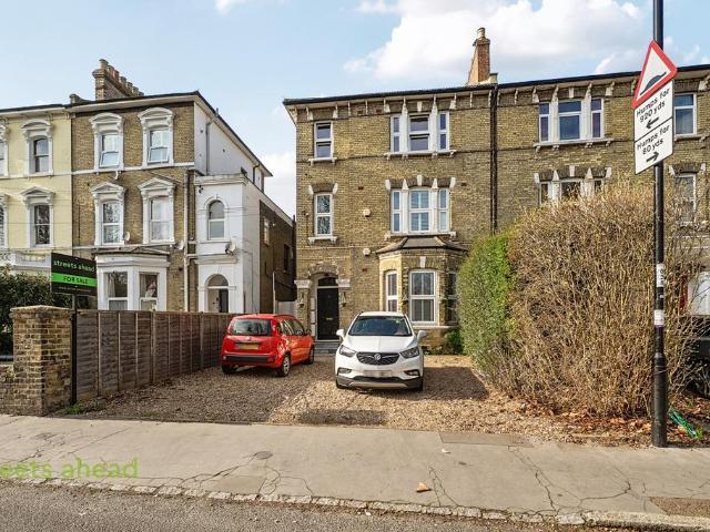 Flat for sale in London Borough of Croydon, Greater London