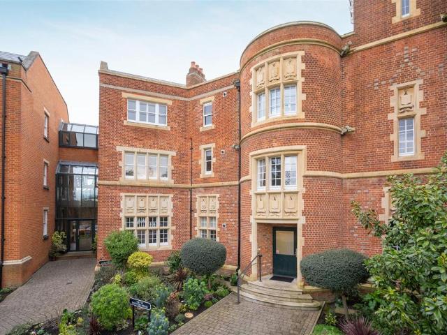 Flat for sale in Clewer Village, Windsor