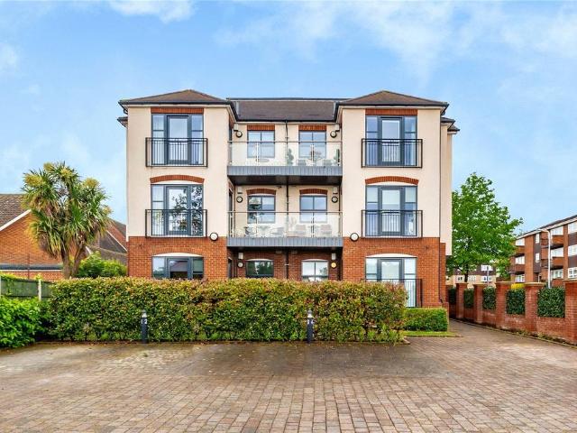 Flat for sale in Upminster, Greater London