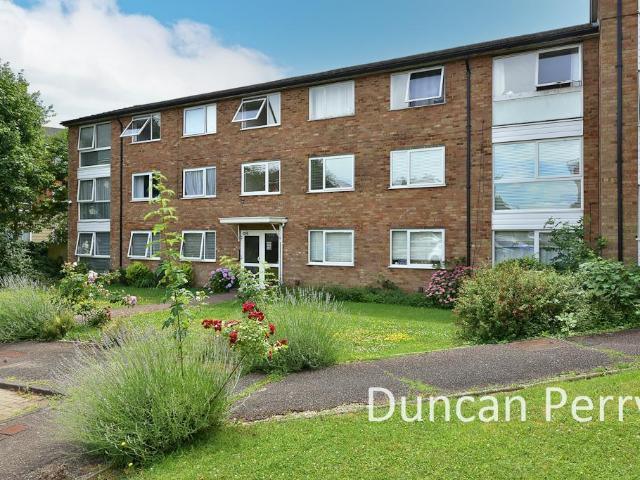 Flat for sale in Potters Bar, Hertfordshire