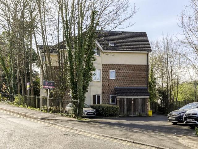 Flat for sale in Hillview, Surrey