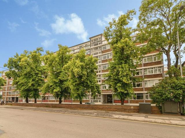 Flat for sale in Compton Acres, Barton In Fabis
