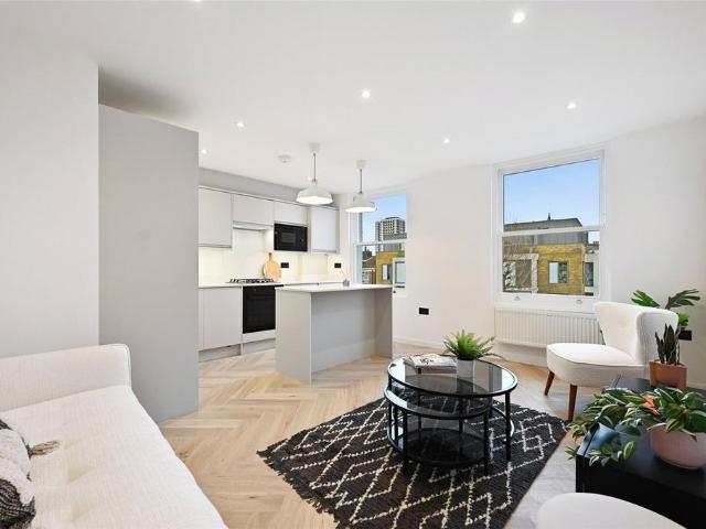 Flat for sale in Shepherd's Bush, Greater London