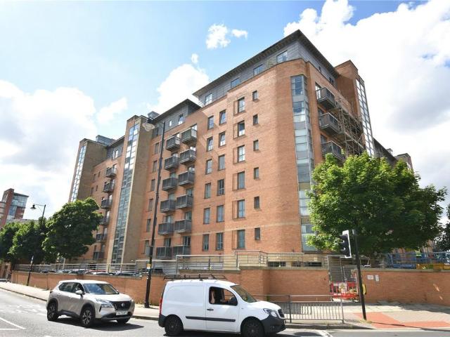 Flat for sale in Richmond Hill, West Yorkshire