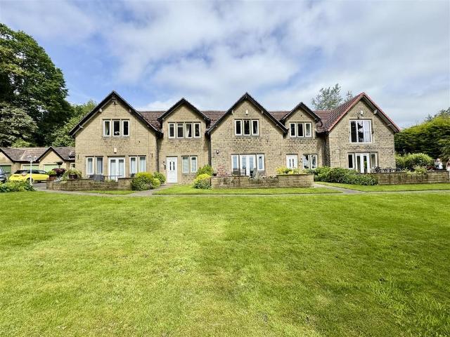 Flat for sale in Almondbury, West Yorkshire
