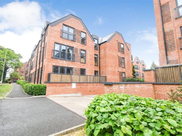 Flat for sale in Hart, Hampshire