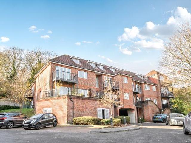 Flat for sale in Totteridge, Buckinghamshire