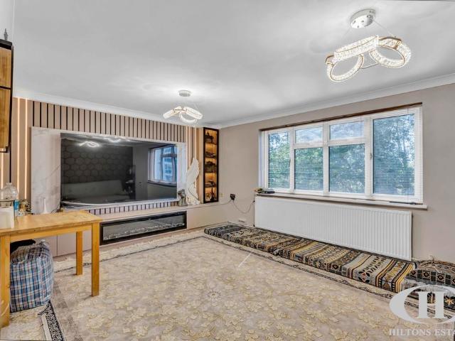 Flat for sale in London Borough of Hounslow, Greater London