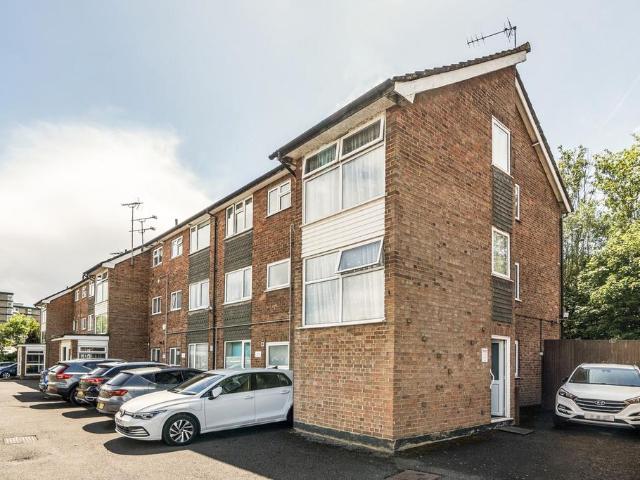 Flat for sale in Denham