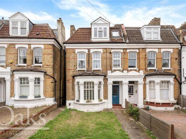 Flat for sale in Streatham, Greater London