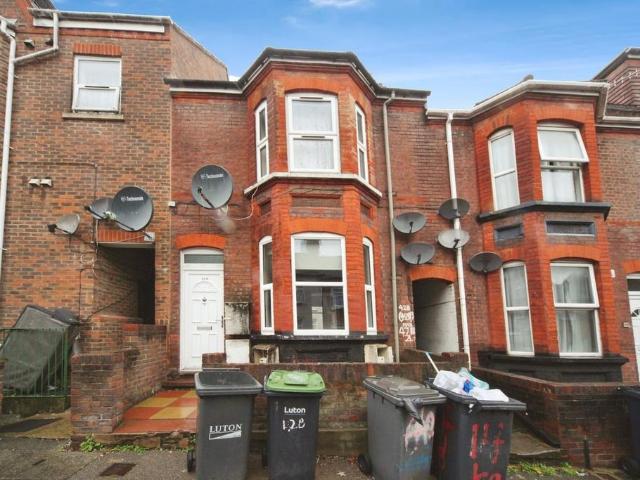 Flat for sale in Spring Park, Luton