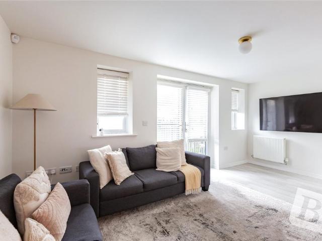 Flat for sale in Harold Hill, Greater London