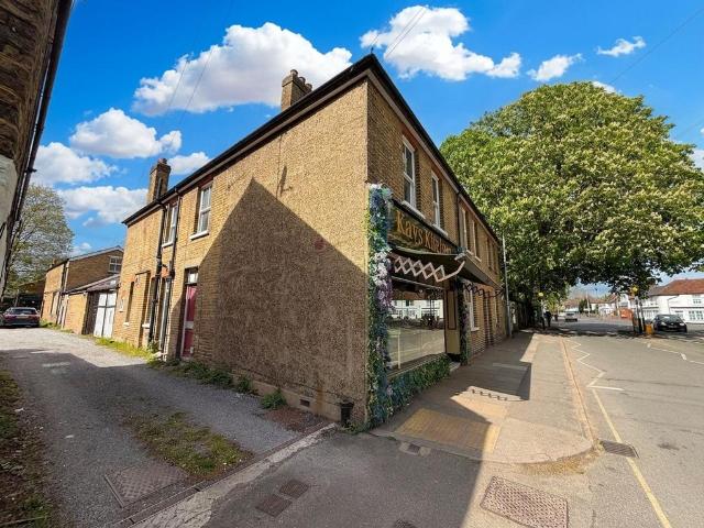Flat for sale in Yiewsley, Greater London