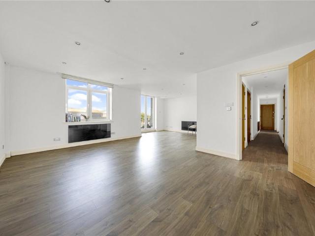 Flat for sale in Vauxhall, Greater London