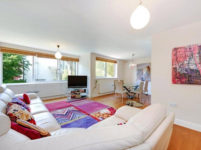 Flat for sale in Belsize Park, Greater London