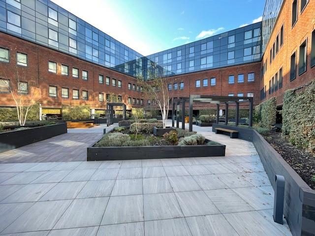 Flat for sale in Heol-las, Surrey