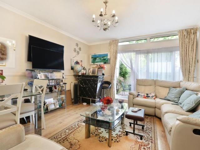 Flat for sale in Clapham, Greater London