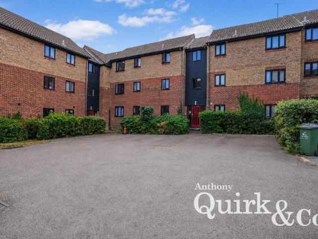 Flat for sale in Laindon, Essex