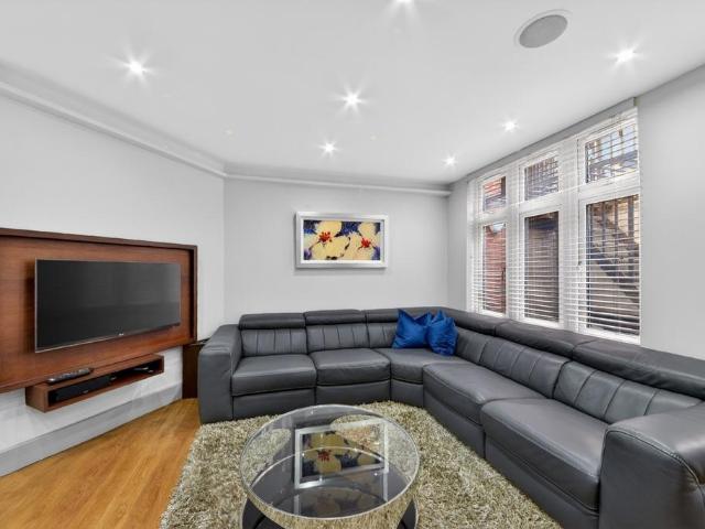 Flat for sale in Covent Garden, Victoria