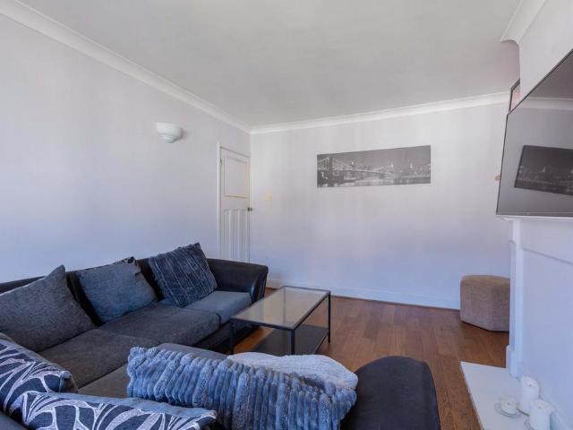 Flat for sale in Iver, Richings Park