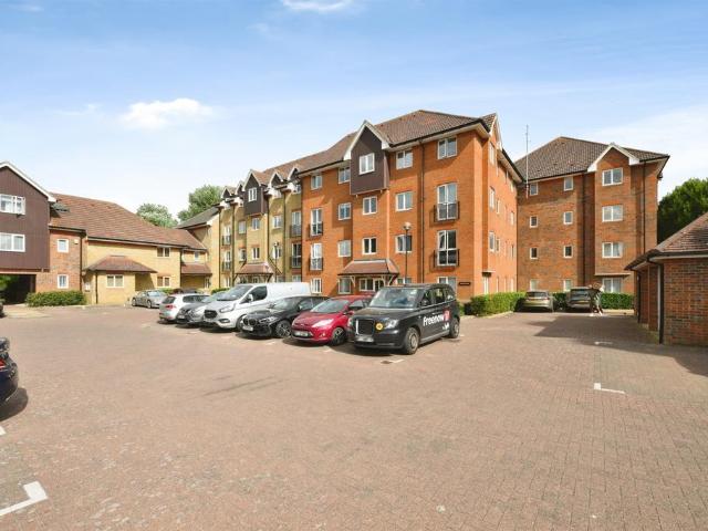 Flat for sale in Kings Hill, Colliers End