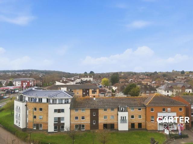 Flat for sale in Chingford, Greater London