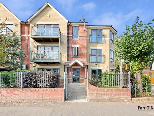 Flat for sale in Buckhurst Hill, Epping Forest