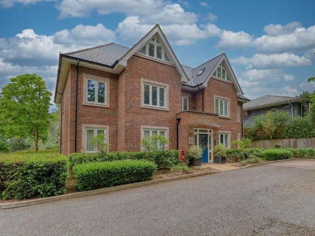 Flat for sale in Totteridge, Cressex