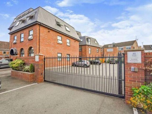 Flat for sale in Dunstable, Bedfordshire
