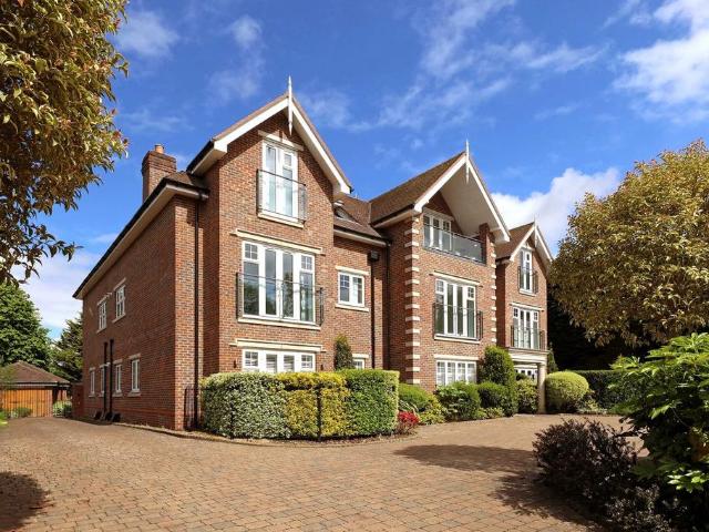 Flat for sale in Beaconsfield, Knotty Green