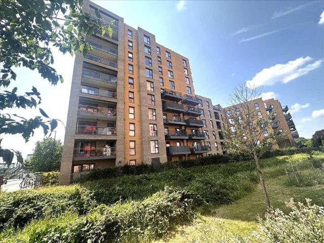 Flat for sale in London Borough of Hounslow, Feltham