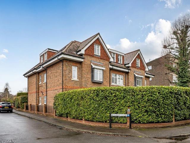 Flat for sale in Row Town, Surrey