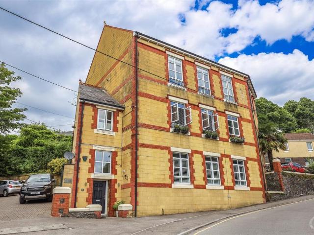 Flat for sale in Llantrisant, Wales