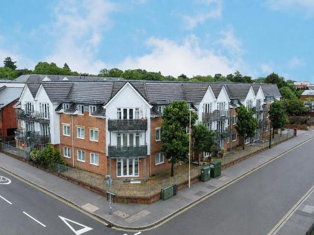 Flat for sale in Fleet, Hart