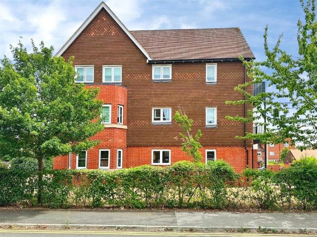 Flat for sale in Emmbrook, Wokingham