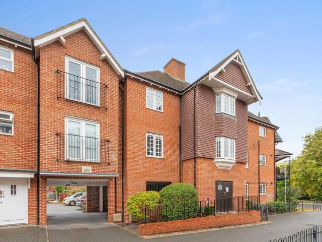 Flat for sale in Wendover, Buckinghamshire