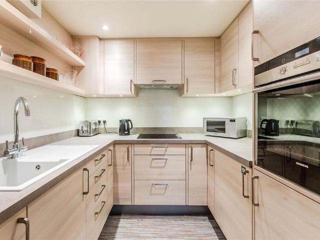 Flat for sale in Oakwood, West Yorkshire
