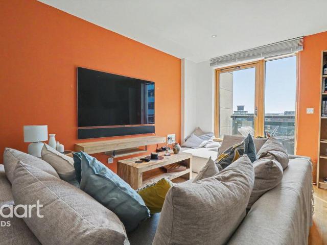 Flat for sale in Richmond Hill, West Yorkshire