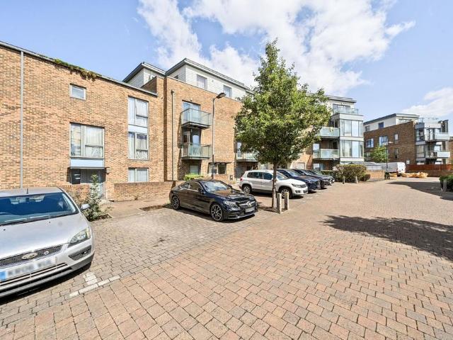 Flat for sale in Pinner, Isle Of Man