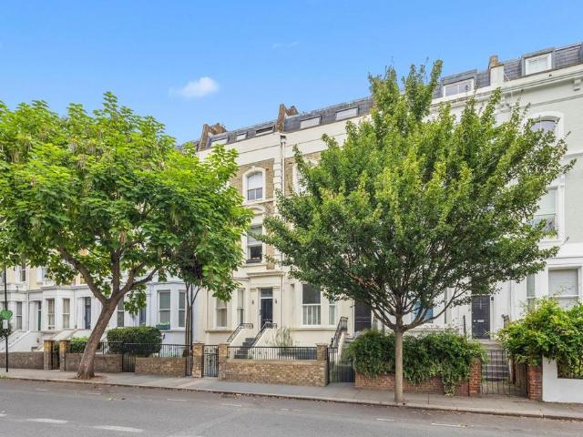 Flat for sale in North Kensington, Greater London