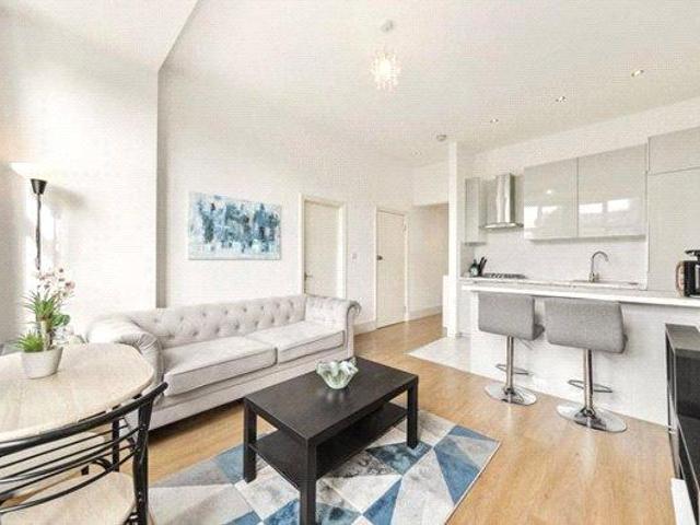 Flat for sale in London Borough of Ealing, Park Royal