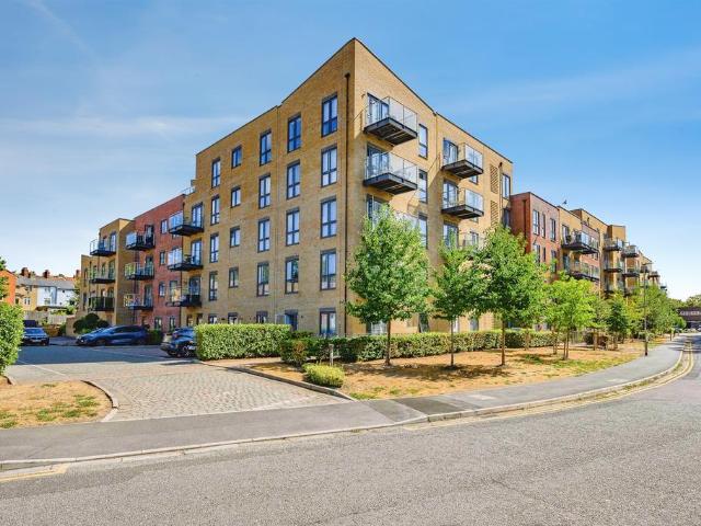 Flat for sale in Pouchen End, Hertfordshire