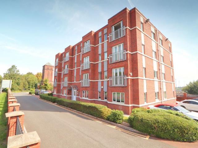 Flat for sale in Higher Irlam, Salford